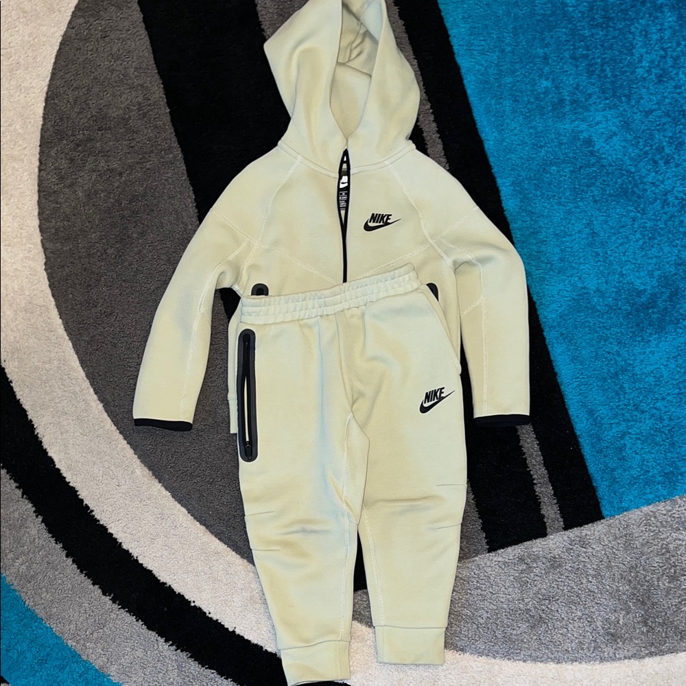 Nike Kids' Light green.